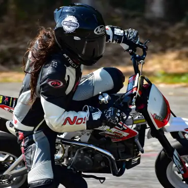 biker riding white and red pitbike in race track
