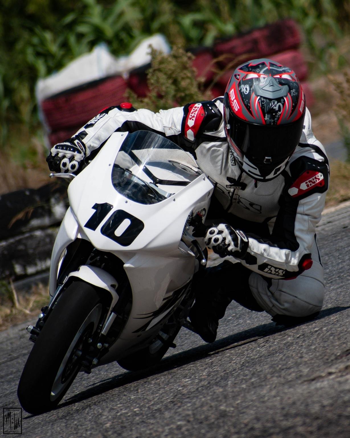 Pitbike σε στροφή