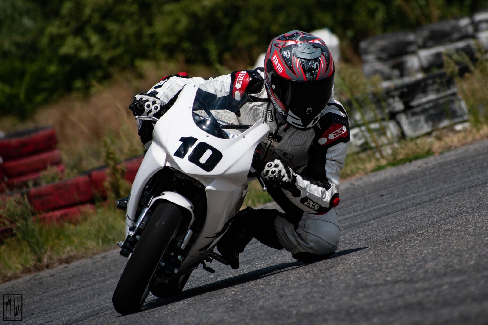 Αναβάτης με pitbike σε βαθιά κλίση στη στροφή της πίστας