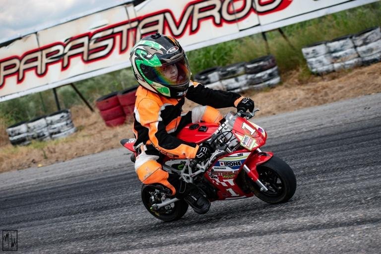 Παιδί με pitbike στην πίστα