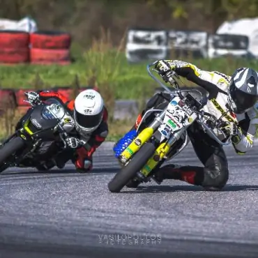 Motard Vs Mini Gp Pitbike
