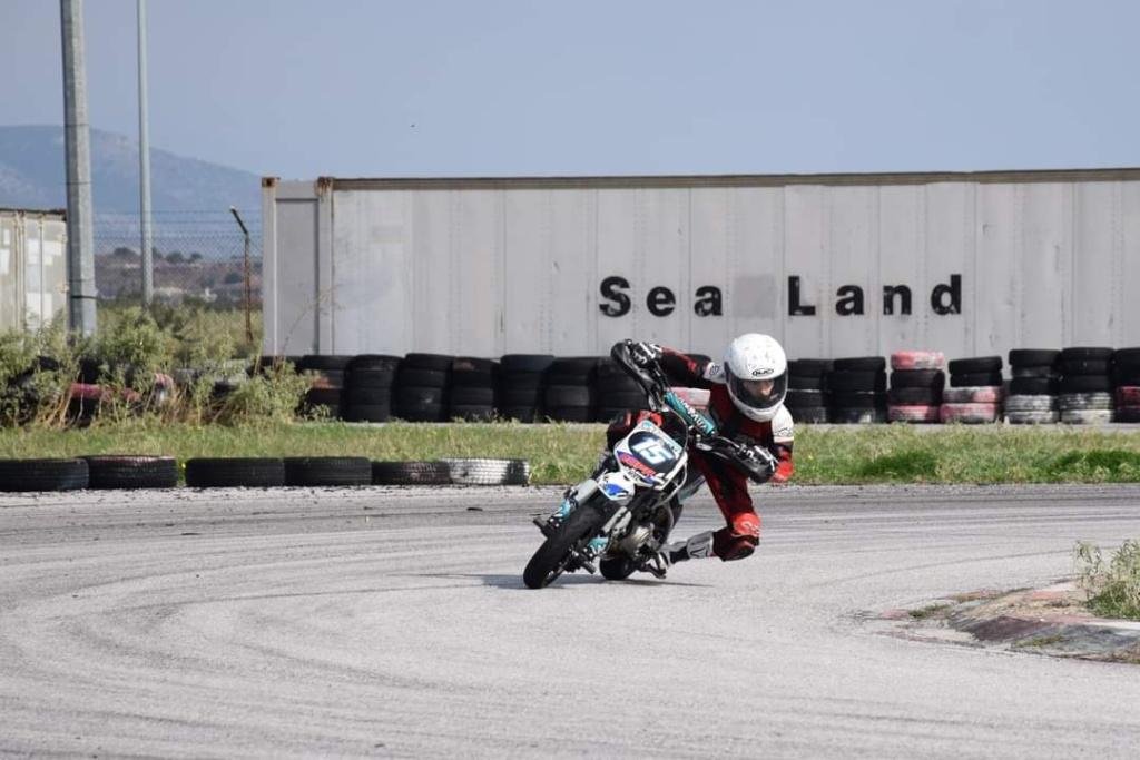 Kid Pilot turn with pitbike