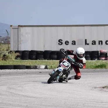 Kid Pilot turn with pitbike