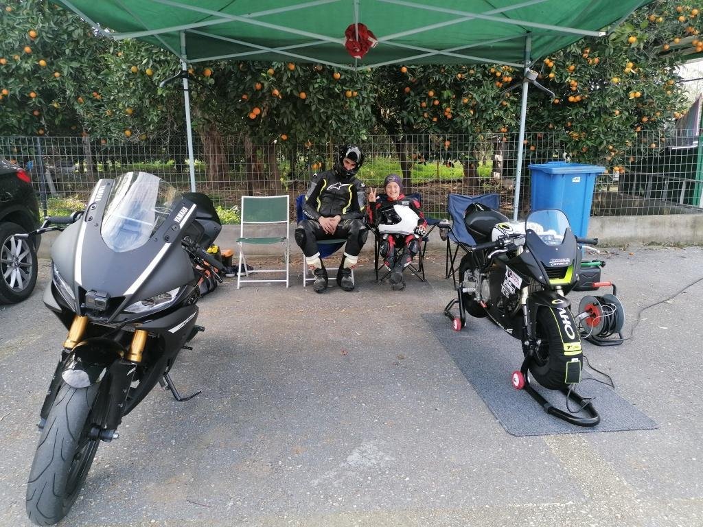 two friends sitting before the session