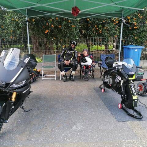 two friends sitting before the session