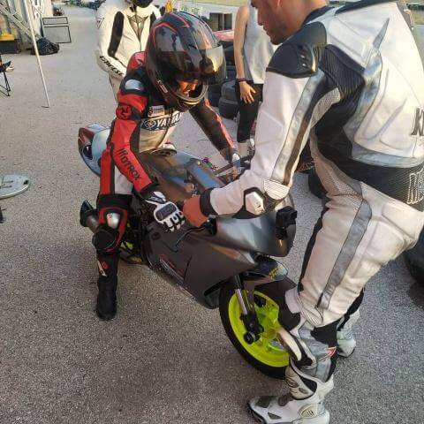 kid pilot ride a pitbike
