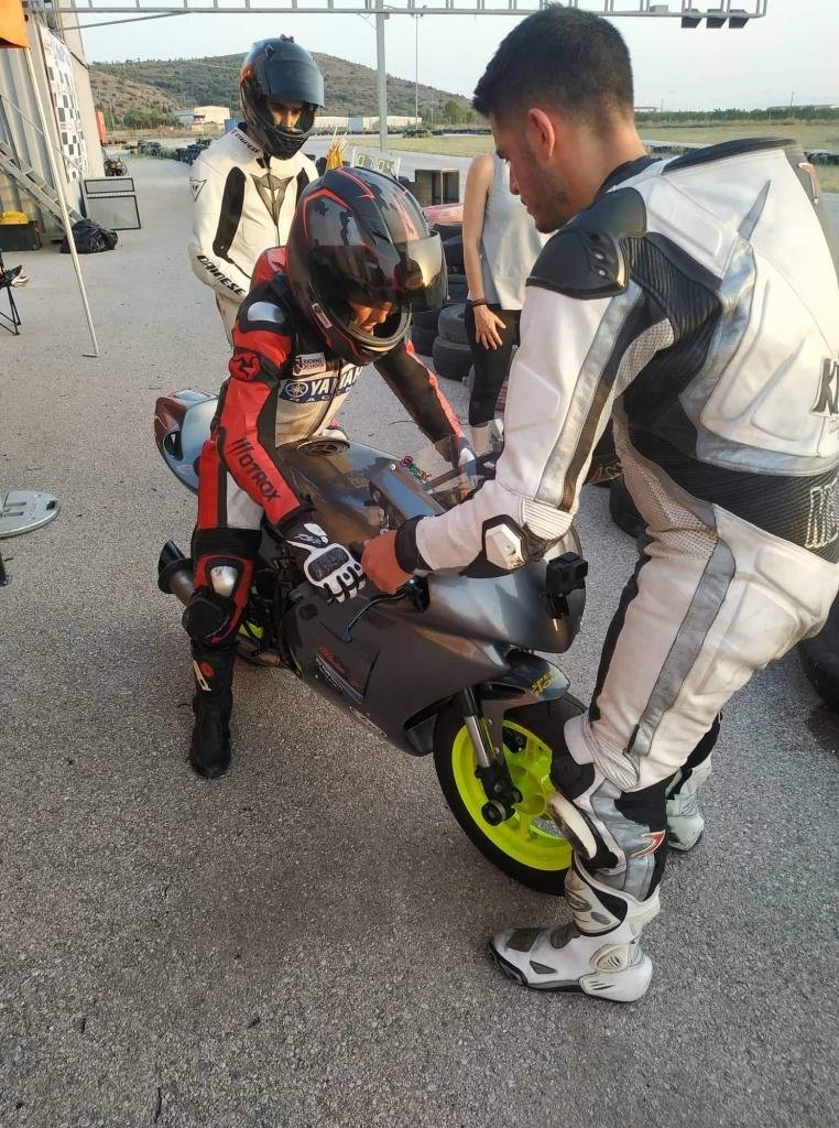kid pilot ride a pitbike