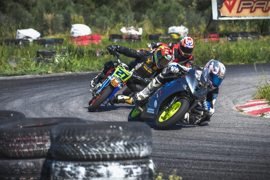 three riders at the same turn 2