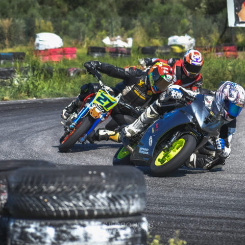 three riders at the same turn 2
