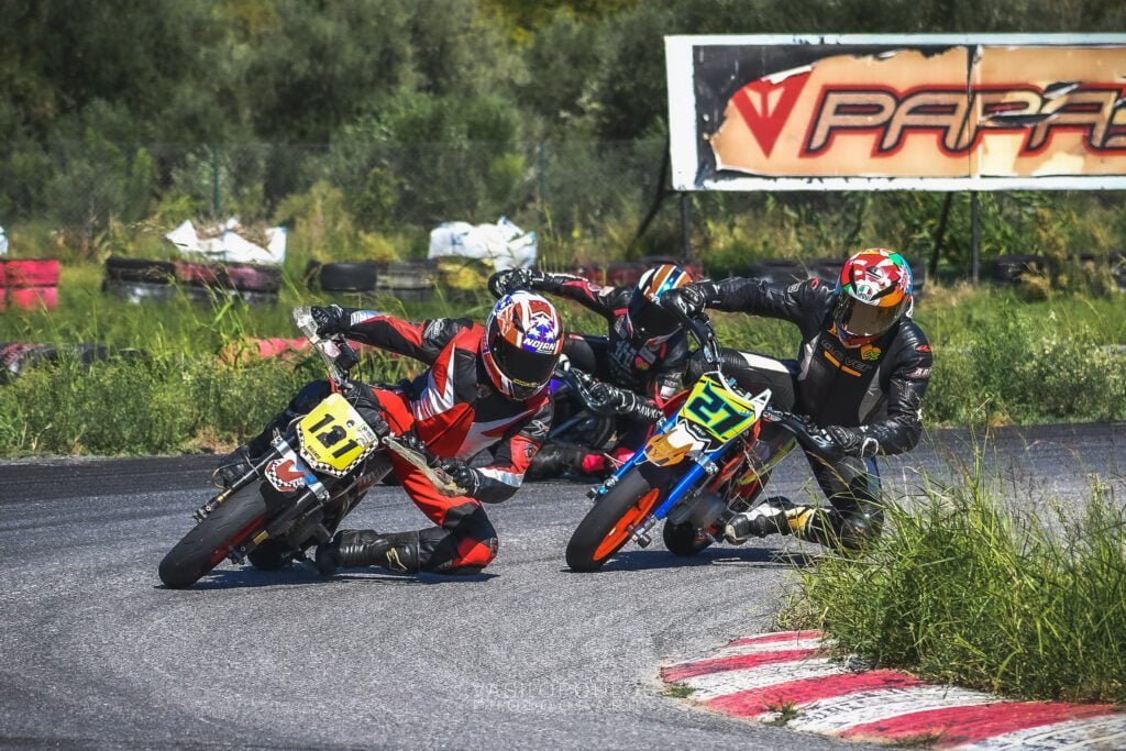 three riders at the same turn