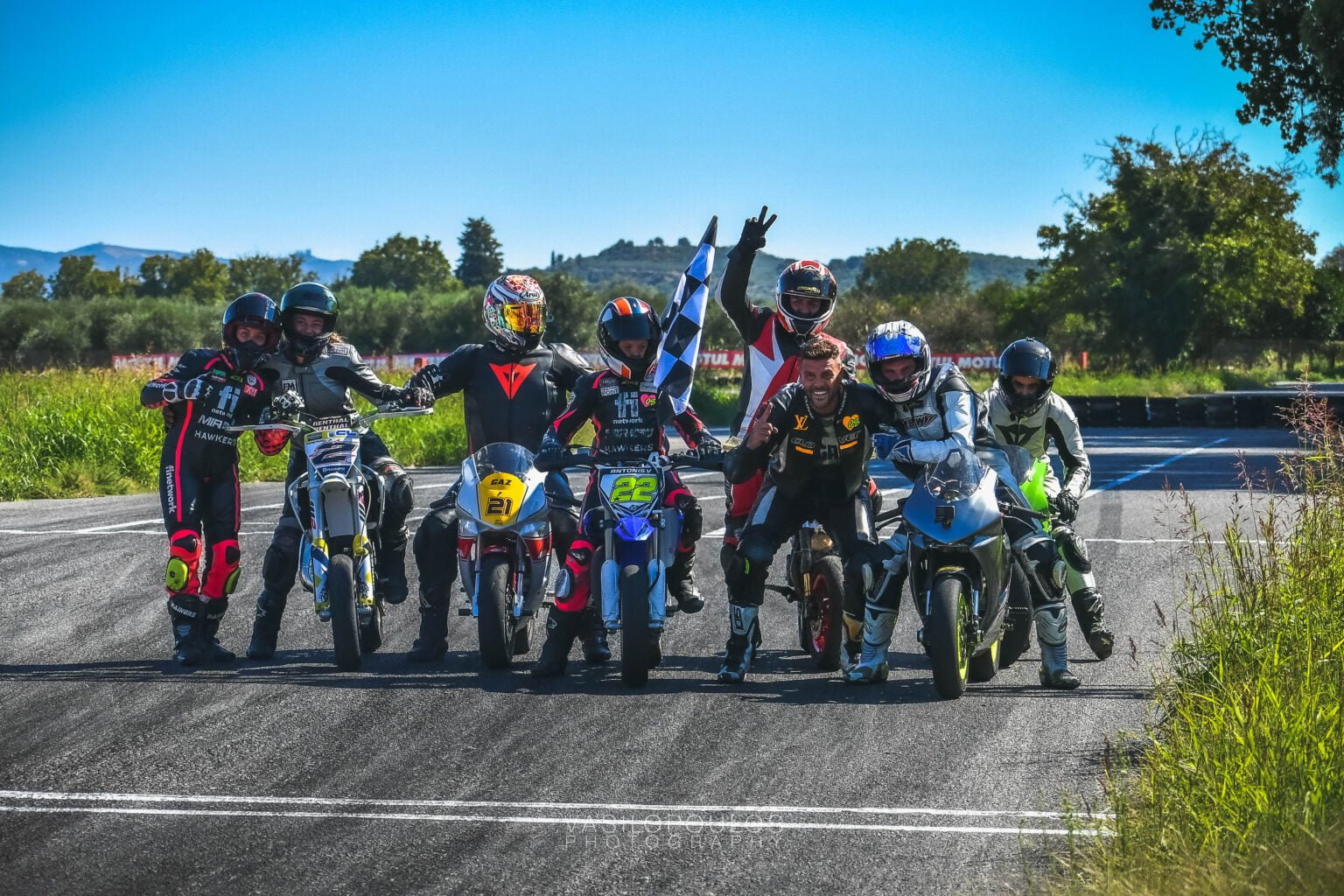 Αναβάτες και pitbikes στην ευθεία εκκίνησης με την καρό σημαία